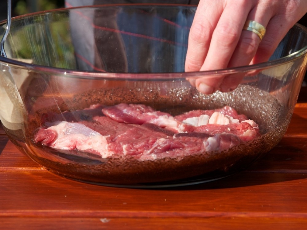 Nalozeni Masa Na Gril (prolisovaný česnek, olivový olej, černý pepř, česnek prášku) Nalozeni Masa Na Gril