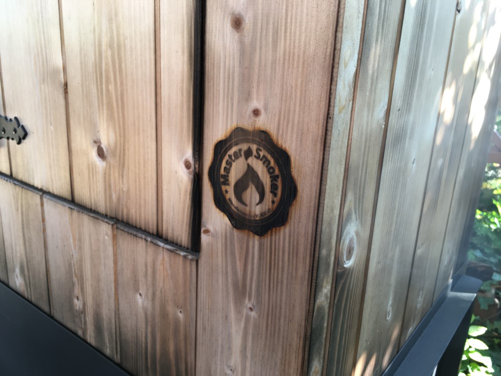 logo na dřevěné udírně