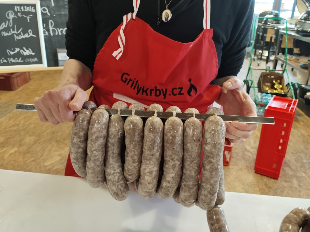 kolik klobás se vejde na udící tyč udírny borniak