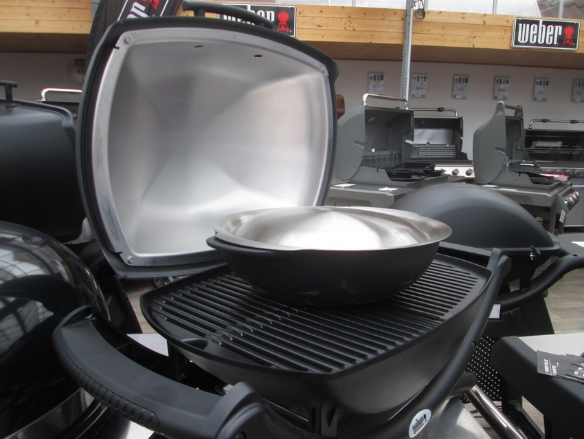 Wok pánev v grilu Weber Q2400