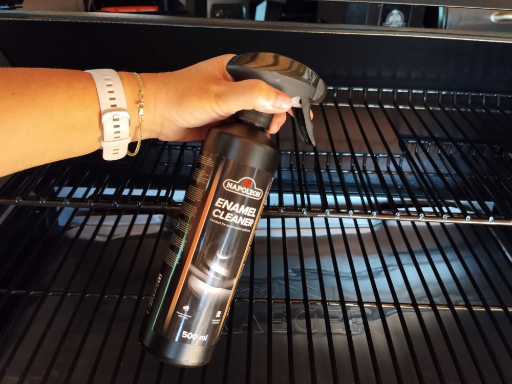 čištění grilovacích roštů grilu traeger