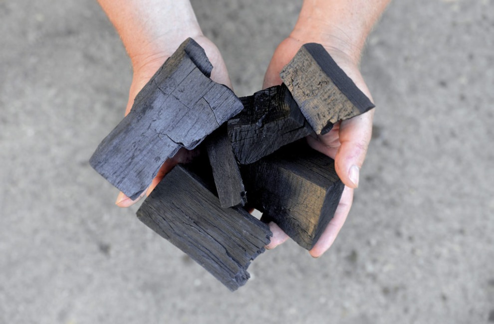 dřevěné uhlí do grilu