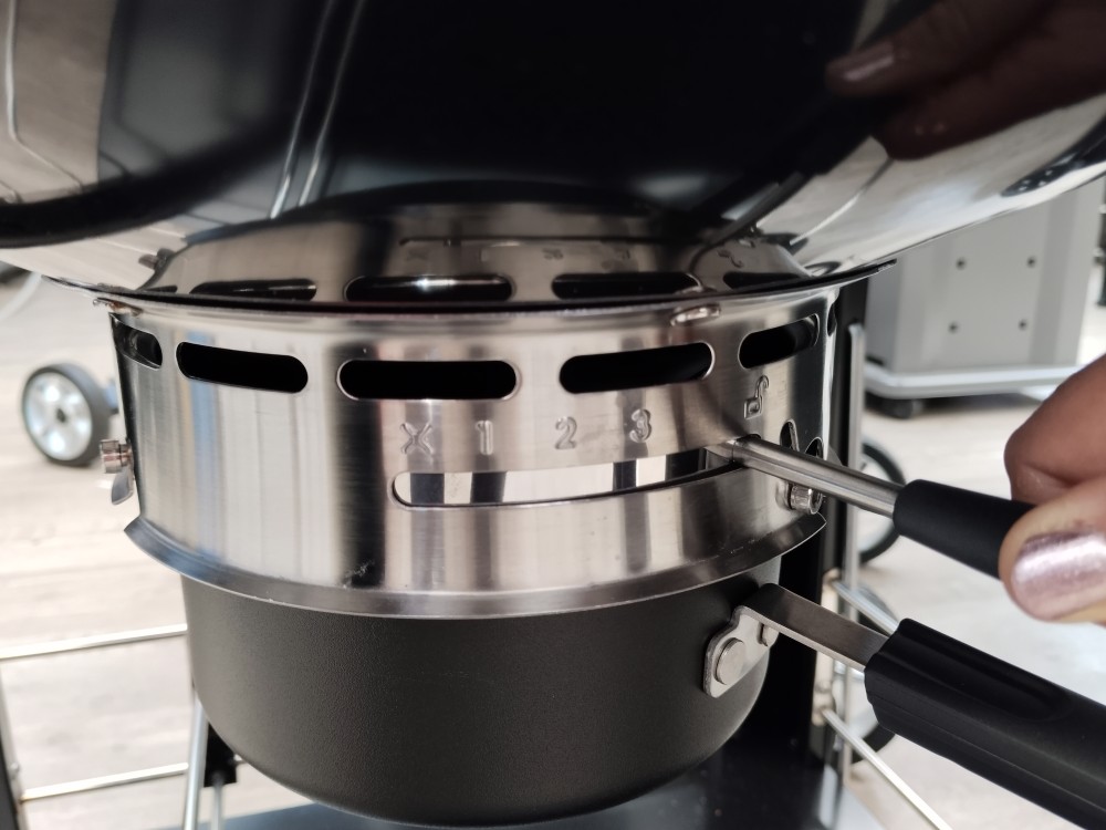 jak použít difuser uvnitř kotlového grilu Napoleon