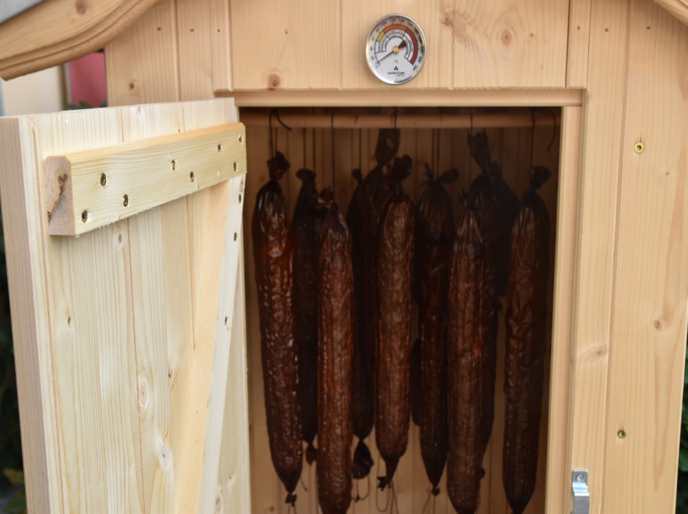 Dřevěná udírna Master Smoker