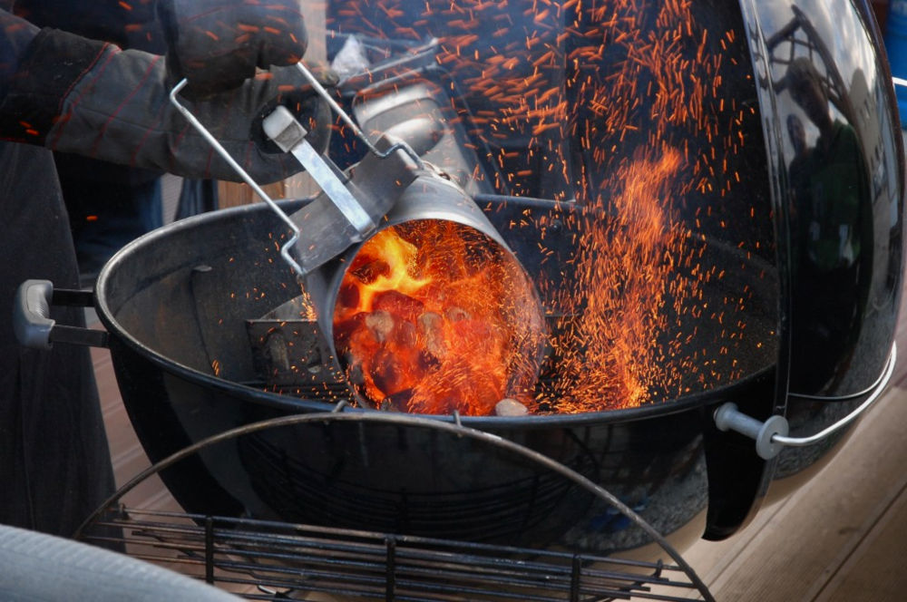 proč pro roztopení dřevěného uhlí v kotlovém grilu použít rozpalovací komín