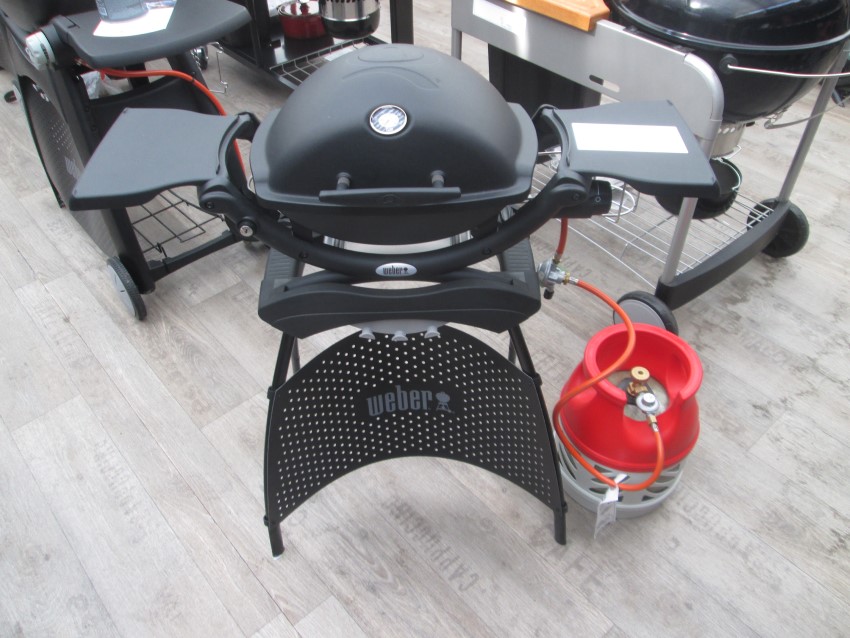 Je součástí grilu Weber Q 1200 sada pro připojení plynové lahve