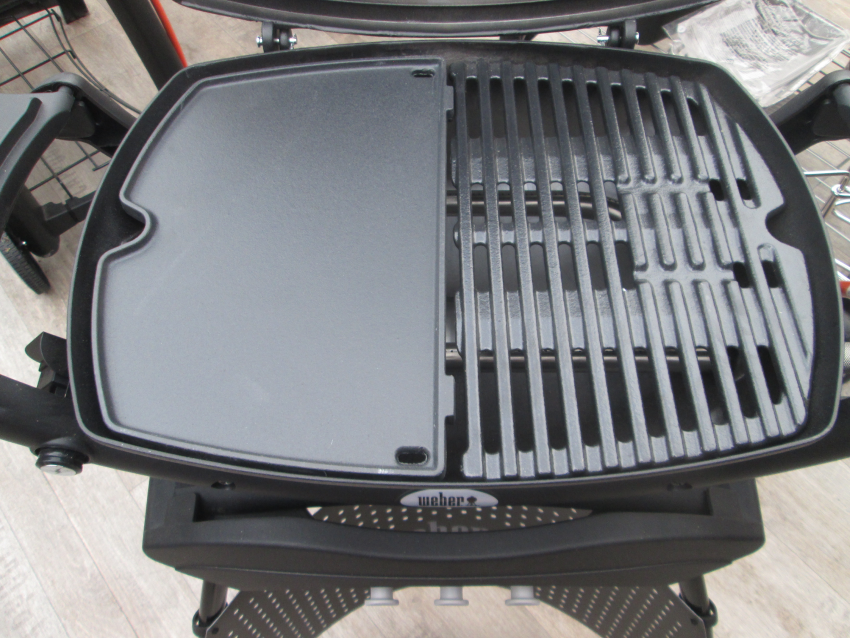 Je součástí grilu Weber Q 1200 sada pro připojení plynové lahve