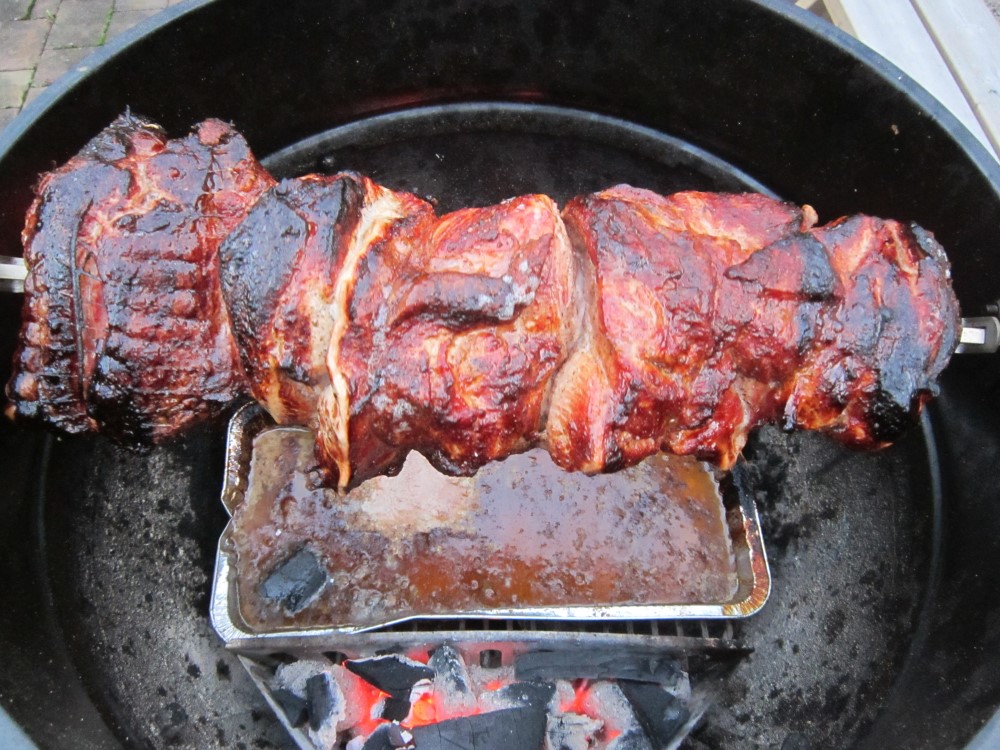 grilování na grilu na dřevěné uhlí