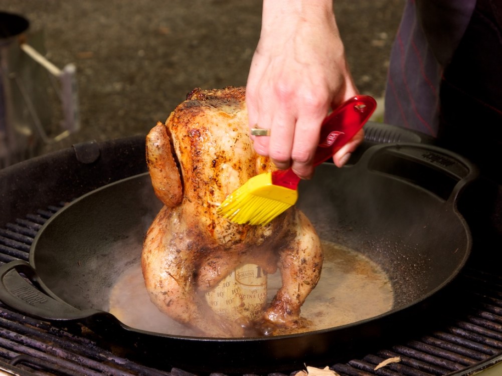 kuře na grilu na dřevěné uhlí