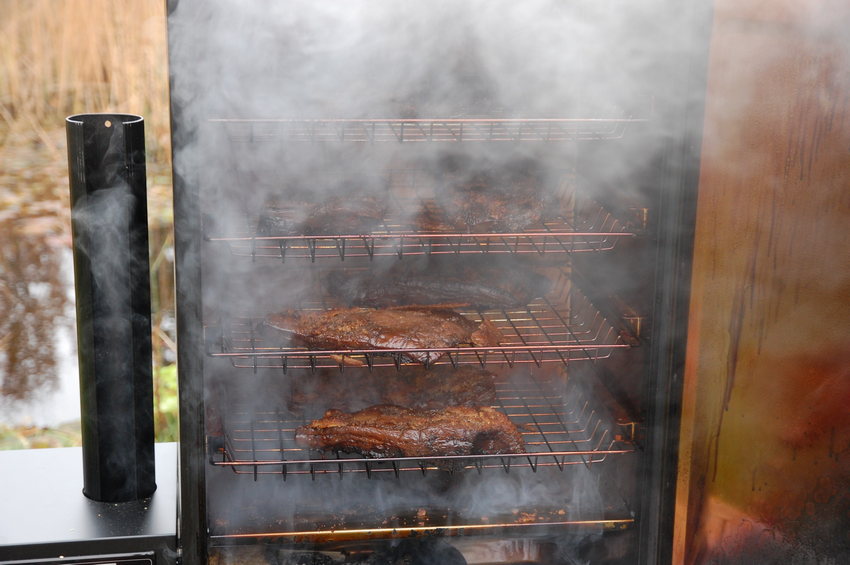 rosty-v-udirne-bradley-smoker