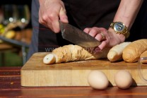 Všechny rohlíky nakrájíme na kolečka nebo stejně velké kostičky, které nasypeme do velké mísy. V dalším kroku přistoupíme k přidávání zbývajících surovin.