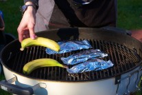 Banány grilujeme na nepřímém středním žáru po dobu 10-12 minut. Banány pravidelně otáčíme!