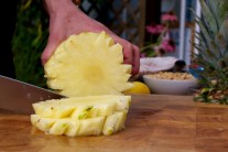 Ananas zbavený slupky nakrájíme na zhruba centimetr tlusté plátky..