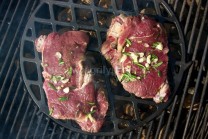 Na fotografii detail sady Gourmet BBQ Sear Grate. S touto středovou mřížkou dokážeme vytvořit na mase mřížkování typické pro steaky.