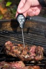 Teplotu uvnitř steaku kontrolujeme pomocí termosondy.