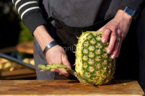 Čerstvý ananas okrájíme nožem, potom šikmo vykrojíme tvrdé zbytky. Ananas nakrájíme na stejně silné plátky. Vykrojíme tvrdé středy.