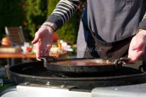 Koláč pečeme pod poklopem, občas zkontrolujeme. Žhavé brikety rozhrneme ke stranám grilu, jinak by se mohl koláč připálit.