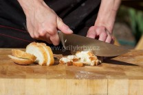 Jeden nebo dva dny staré housky či rohlíky nakrájíme na stejnoměrné kostičky. Pro vylepšení můžeme kostičky před vmícháním do těsta osmažit na másle.