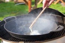 Litinovou pánev BBQ weber wok vložíme do středu grilu Weber One-Touch premium Gourmet. Do pánve vložíme sádlo a necháme rozpálit.