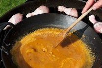Mletá paprika dodá omáčce nádhernou barvu. Ke konci vaření můžeme omáčku zjemnit přidáním smetany.  Omáčku podáváme s houskovým knedlíkem nebo rýží.