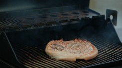 Grilovaný vepřový steak Tom a Jerry - už se peče