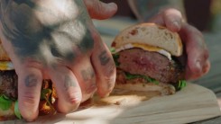 ornyho burger jako španělský ptáček - krásný kus masa na řezu