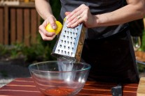 K suché směsi přistrouháme citronovou kůru a vymačkáme šťávu z citronů. Nejlépe je použít citrony v bio kvalitě, které nejsou chemicky ošetřeny.