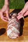 Takto vypadá roláda zabalená ve slanině ještě před vložením na gril. Párátek nepotřebujeme mnoho, jelikož se slanina speče, bude na roládě držet.