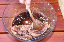 Maso v misce s marinádou je možné párkrát otočit, aby se marináda rozprostřela stejnoměrně po mase.