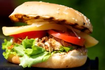 Hamburgery podáváme s hranolky, americkými brambory nebo se salátem.