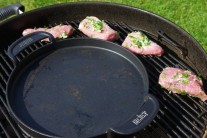 Grilujeme po stranách grilu, v tomto případě gril na dřevěné uhlí Weber One-Touch Premium s litinovou pánví BBQ.