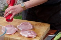 Plátky kotlet naklepeme paličkou na maso nebo tupou stranou nože. Jemně osolíme a opepříme. Maso odložíme stranou.