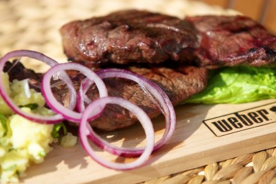 Steak na červeném víně se šťouchanými brambory