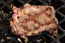 Hotový steak na roštu  přemístíme mimo přímý žár a necháme ještě 10 minut odpočívat, aby se rovnoměrně uvolnila šťáva. Detail hotového masa připraveného k servírování.