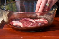 Maso před vložením do marinády naklepeme paličkou na maso nebo tupou stranou kuchyňského nože.