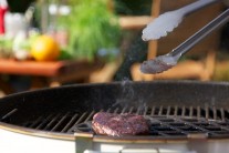 Před vložením masa na gril očistíme grilovací mřížku a ošetříme ji tukem. Můžeme použít též Weber BBQ olej - sprey na promazání roštů ze slunečnicového oleje.