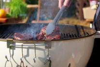 Tyto steaky byly připravovány na grilu Weber One-Touch 57 Ivory s použitím Gourmet BBQ sady Sear Grate metodou přímého grilování po dobu cca 5 minut z každé strany.