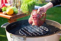 Flank steak položíme na rozpálený rošt. Grilujeme na středním žáru.