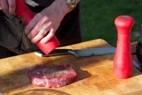 Při přípravě steaků je pro chuťovou výraznost lepší používat směsi různých barev pepřů. Čerstvě namletý pepř má výrazné aroma.
