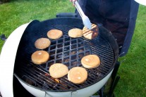 Aby byl hamburger opravdu dokonalý, dáme na gril rozpéct také housky, které předtím můžeme potřít máslem.