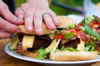 Hamburger přiklopíme druhou půlkou housky, pořádně zmáčkneme a můžeme servírovat.