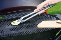 Jednotlivé plátky vkládáme pomocí grilovacích kleští Weber na rozpálený rošt grilu. My jsme při grilování používali nepřímé grilování nad grilu Weber Q 320 , rošt byl před započetím grilování ošetřen Weber BBQ olejem.