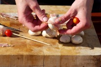 Hlavičky lehce opepříme. Každou zabalíme zvlášť do kousku anglické slaniny. Ta při grilování dodá žampionům výbornou chuť.