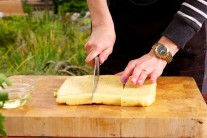 Hotová polenta bude mít přibližně stejnou konzistenci, jako trochu měkčí zmrzlina.