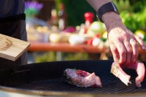 V našem případě jsme kapra připravovali na kotlovém grilu na dřevěné uhlí Weber One-Touch Premium 57 a grilovací rošty jsme ošetřiili olejem BBQ firmy Weber.