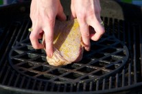 Maso z tuňáka pokládáme přímo na litinovou mřížku na steaky - sada Gourmet BBQ systém. Středovou mřížku jsme ošetřili olejem ve sprei BBQ od firmy Weber.