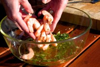 Ingredience v míse důkladně promícháme a do připravené marinády naložíme krevety.