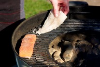 Osolené filety z lososa a tresky dáme na rošt a grilujeme na nepřímém ohni.