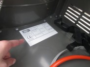 Uvnitř skříňky pod plynovým grilem Spirit najdete informační štítek s produktovým číslem a dalšími údaji.