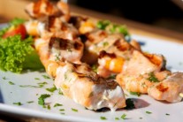 Recept na grilovaný špíz z lososa a krevet